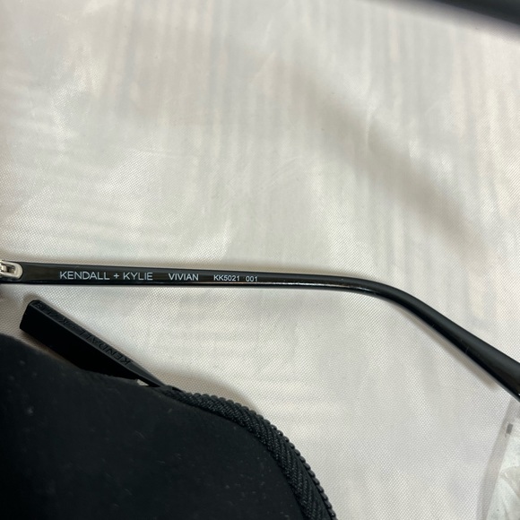 Kendal + Kylie sunglasses with suede case - Picture 6 of 7